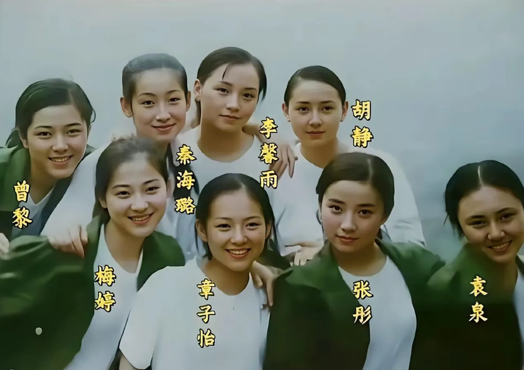 她们的命运早已经定格在这张合影上。章子怡，稳稳占据C位，无疑是她们当中的头号
