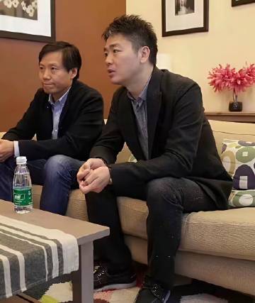 刘强东在富豪里真不算丑的，在同龄人里五官算标致了，只不过章泽天长得太漂亮了