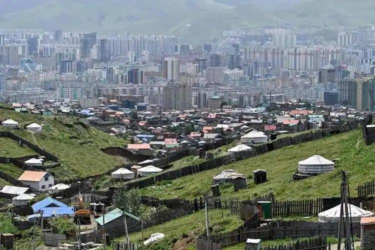 世界上最安全的两个国家，一个谁也打不过，一个谁也不敢打。世界纷纷扰扰，但有两个国