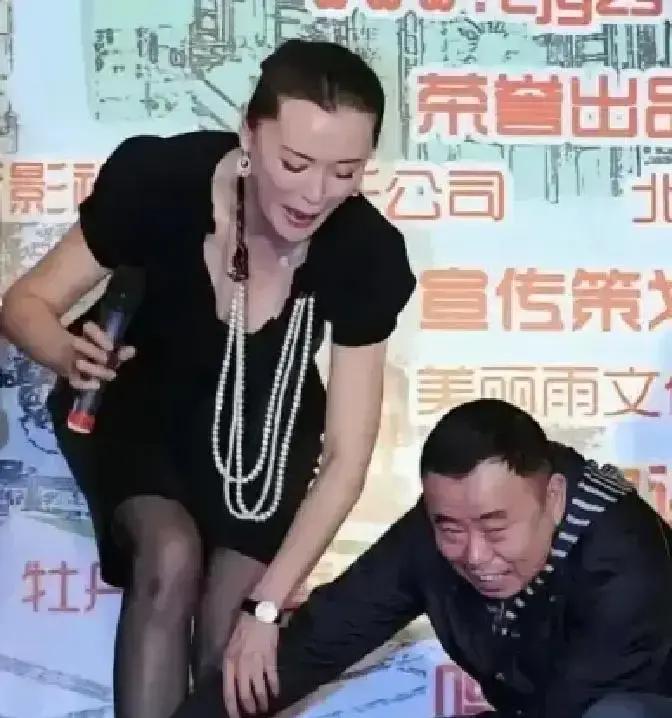 2.3亿次围观，老戏骨给新人系鞋带镜头里，潘长江蹲下去那刻，李雪愣了。她没