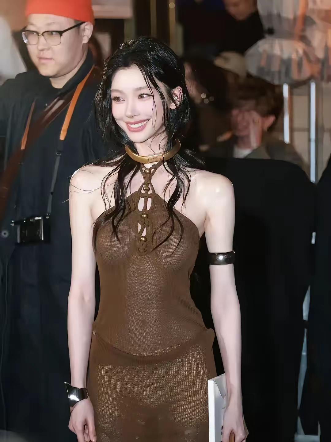 说实话这次巴黎时装周过后，小花们可以去挖易梦玲的妆造团队，感觉好厉害​​​