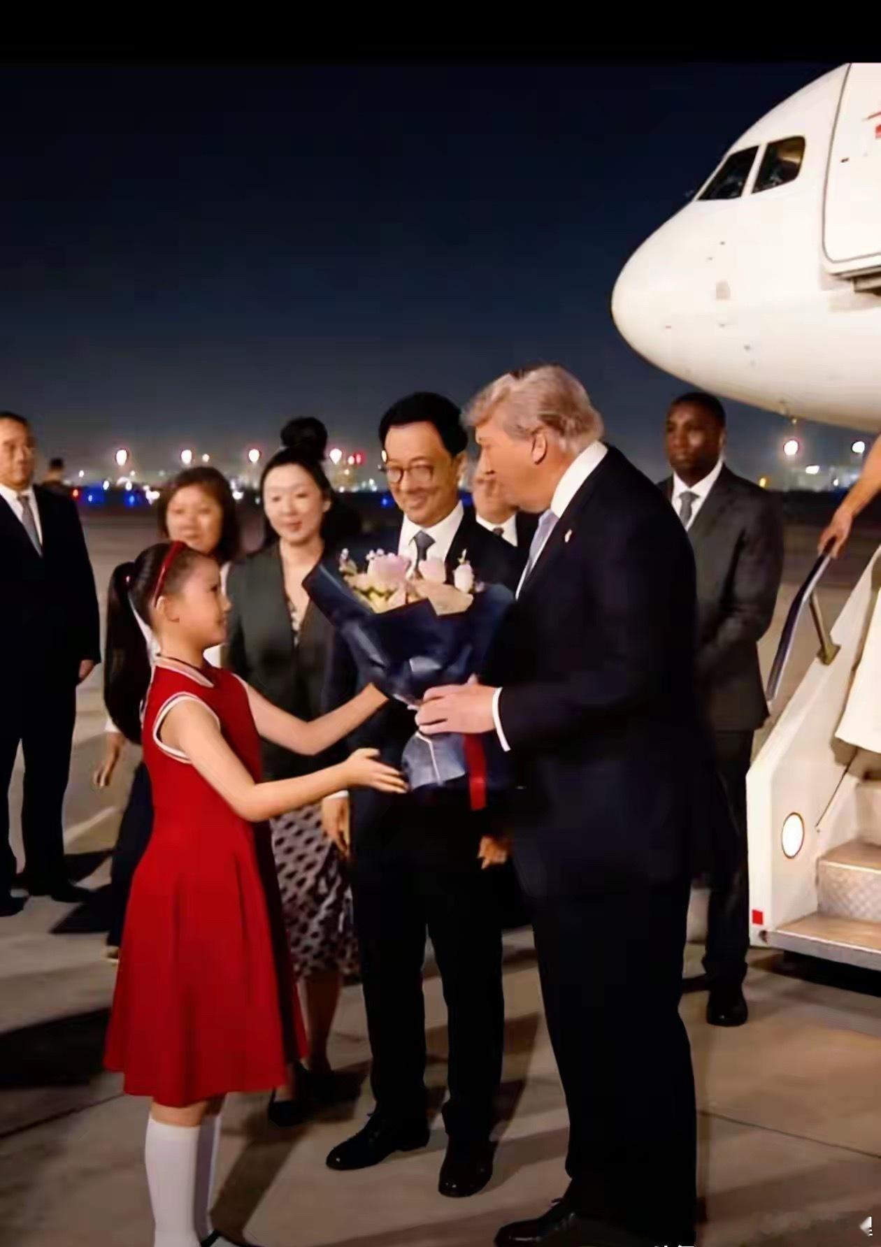 迎接特朗普的红裙子小姑娘，貌似有什么“深意”