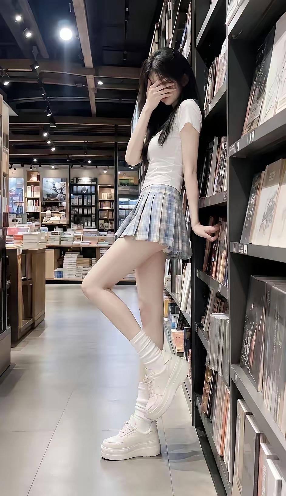 图书馆偶遇美女小姐姐，这身材，颜值，气质，都是一流的，实在忍不住，多看了几眼。