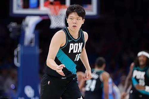 具体到比赛第三节刚过1分15秒，杨瀚森替补上场才28秒，裁判哨响吹他掩护犯规。斯