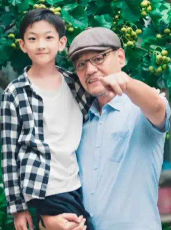 2002年，演员巍子把儿子王紫逸送到国外去留学，没想到儿子三天两头向巍子要钱，巍