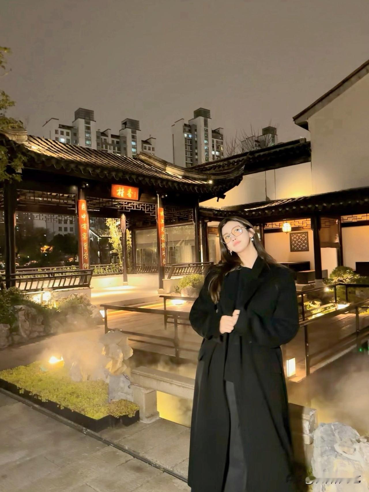 近日，演员李多海在Instagram上上传了多张照片，并配文“在苏州，就是不停地