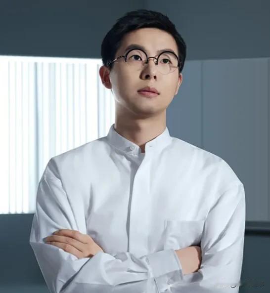 看到宇树科技今天正式登陆科创板。我好奇查了一下王兴兴的发家史。不查不知道，一