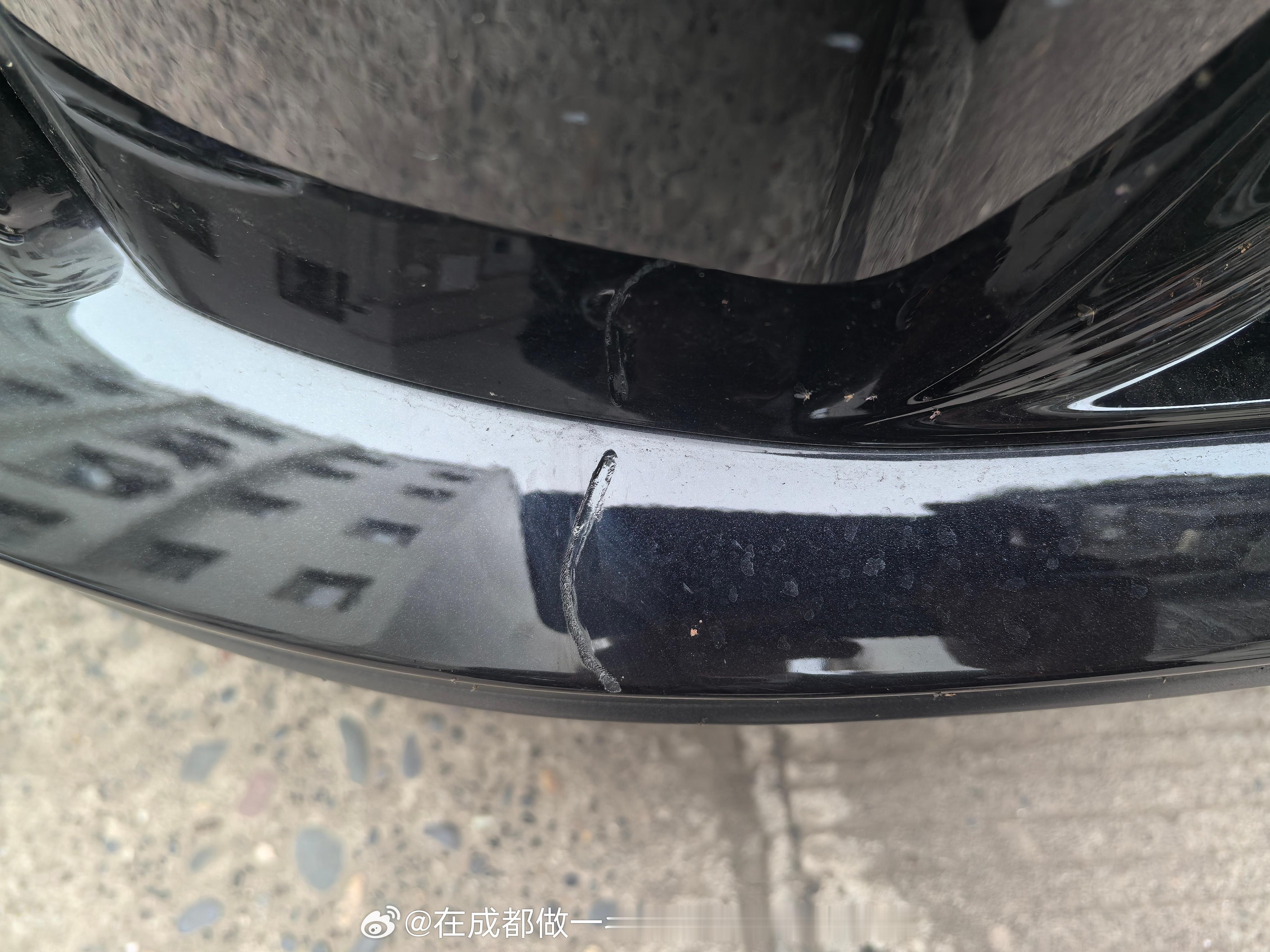 气死我了，我都说不开进我们小区，我们小区的路和车位有点窄，我停不进去；我爸非说我的车不大、还说我的（