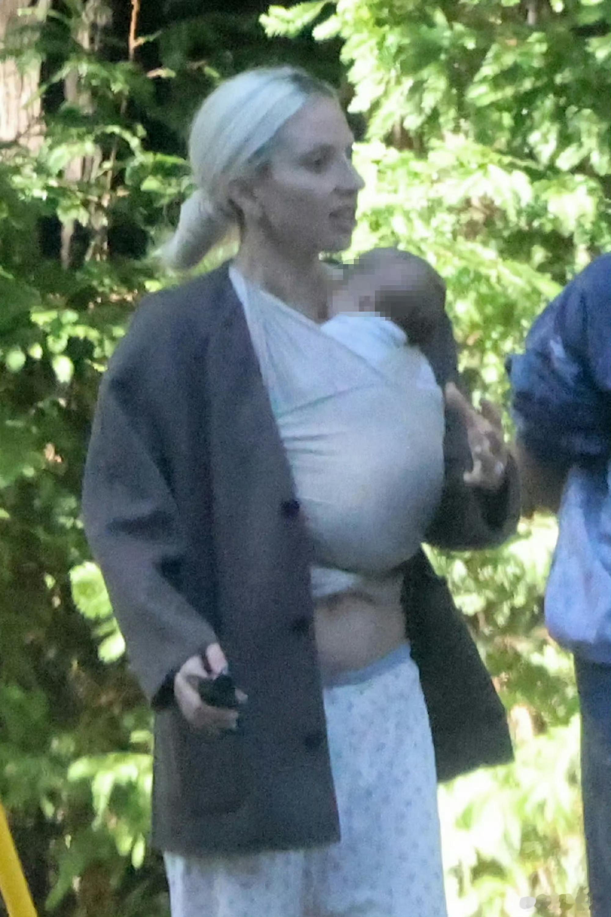 国外网友批ladygaga代孕，TMZ曝光出生证明，证实LadyGaga与未婚