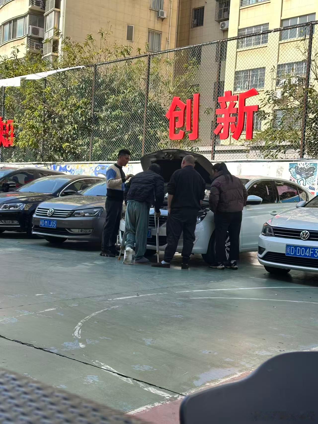 408刚到就有一波客户过来看车18年两万多确实便宜有性价比难怪大哥杵着拐杖也要来