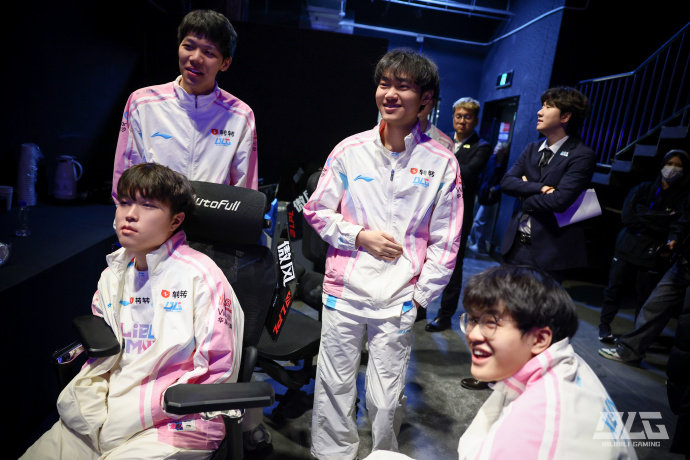 iG以1-2的比分不敌AL坠入登峰组垫底后，Wei出席群访总结iG近期的状态！W