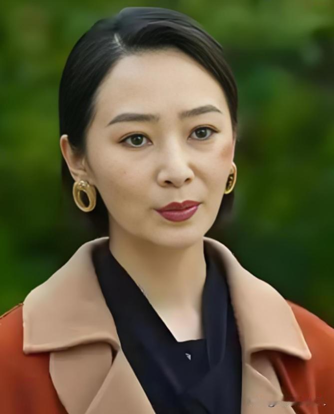 2014年，黄海波刚走出收容所的大门，曲栅栅迎了上来，黄海波一脸不高兴地说：“你