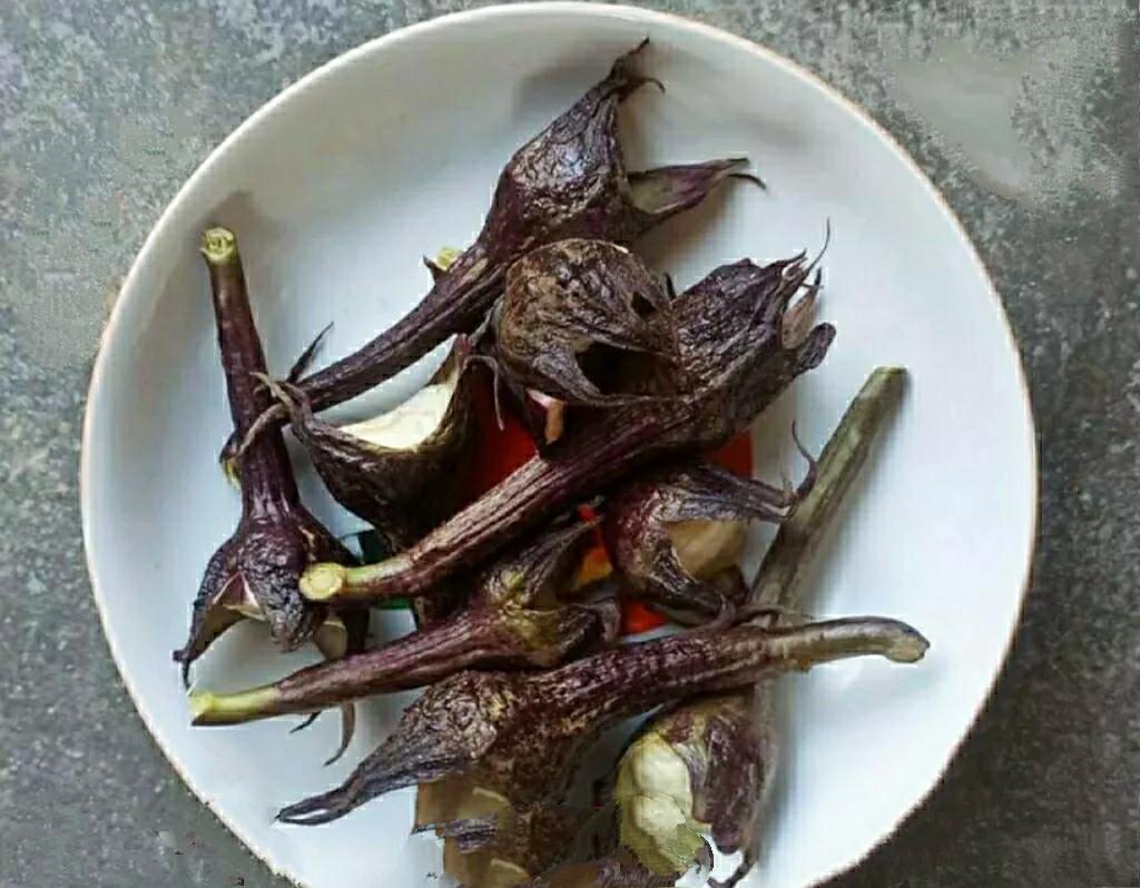 原来，扔掉的才是精华。小时候每次炒茄子，老妈都会把茄子把也留着一起炒，我总寻