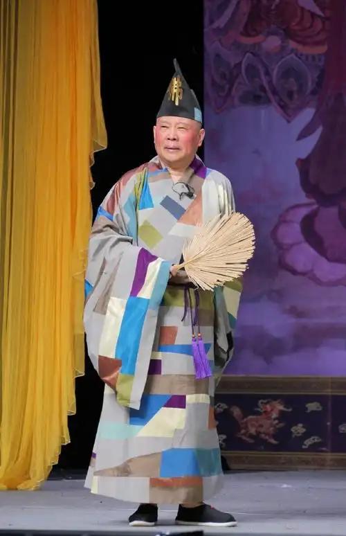 郭德纲改编红歌被骂到底冤不冤？这个一点都不冤！老郭这这些年有点胀，不是一般的膨胀