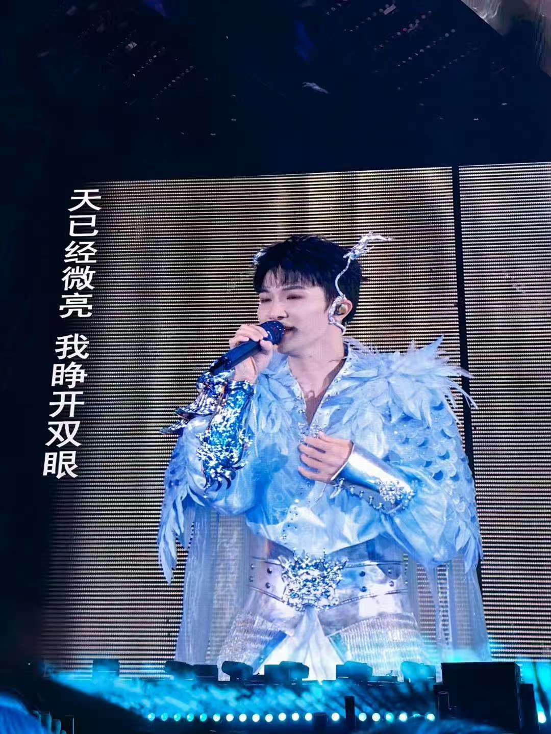 周深小龙人造型周深演唱会的小龙人造型火出圈啦！龙头帽配小围脖，喜庆又呆萌，完全就