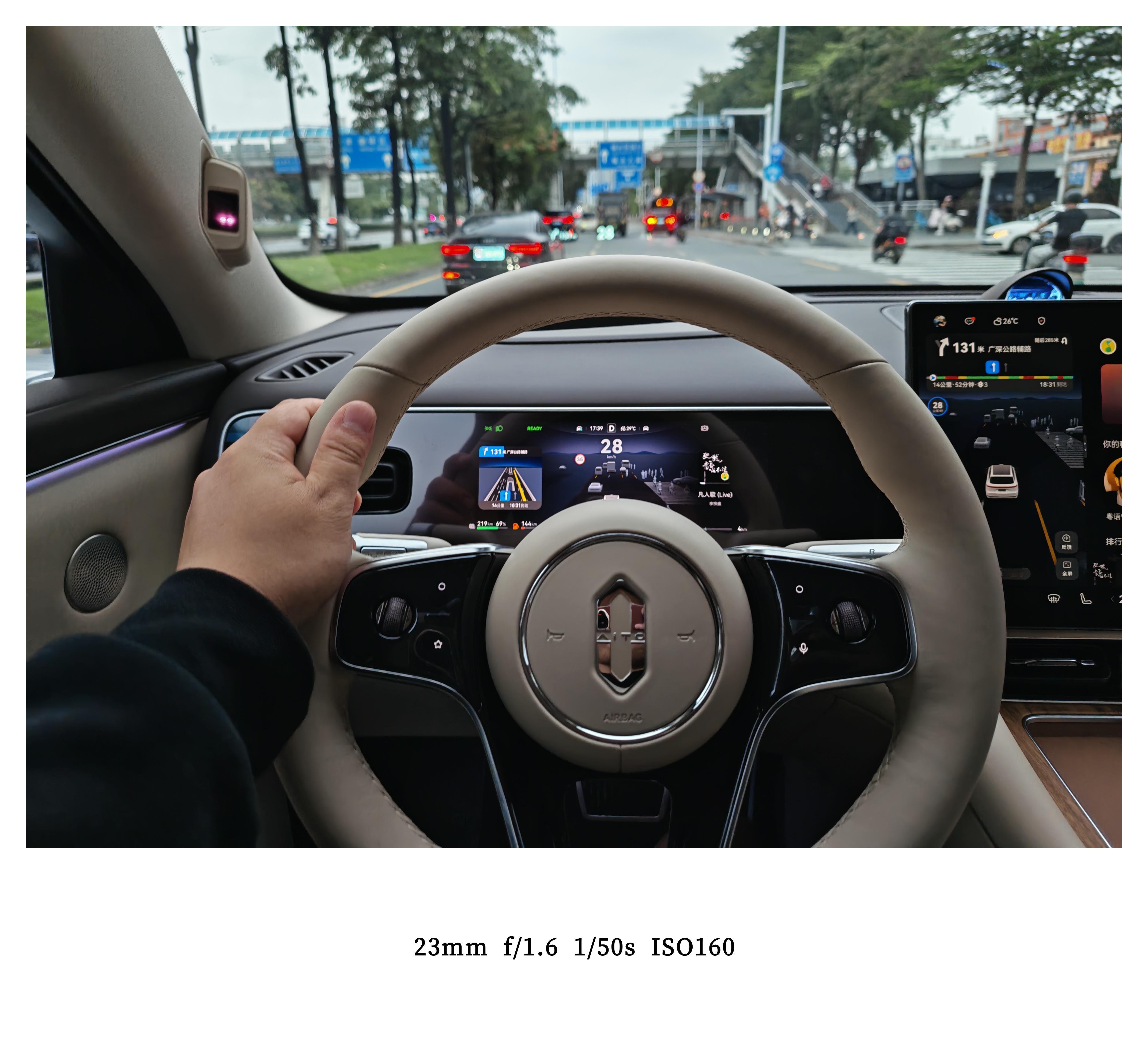 昨天提了问界M7在交付中心开了几十公里回家，第一感受就是新，彻头彻尾的新，跟旧款