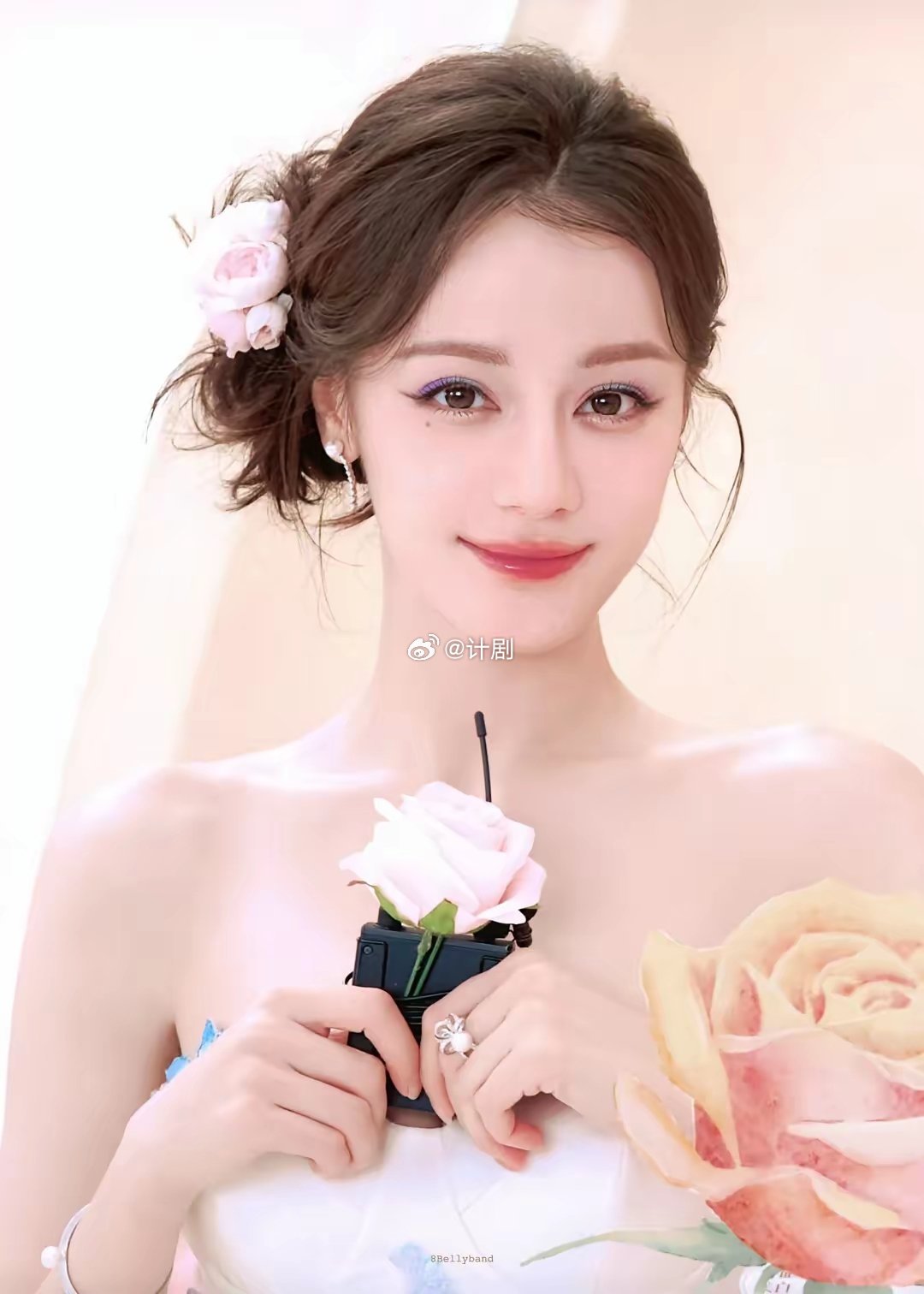 迪丽热巴滞留迪拜，问题很麻烦，不只是缺席迪奥大秀这么简单，而是后续的各种曝光、资