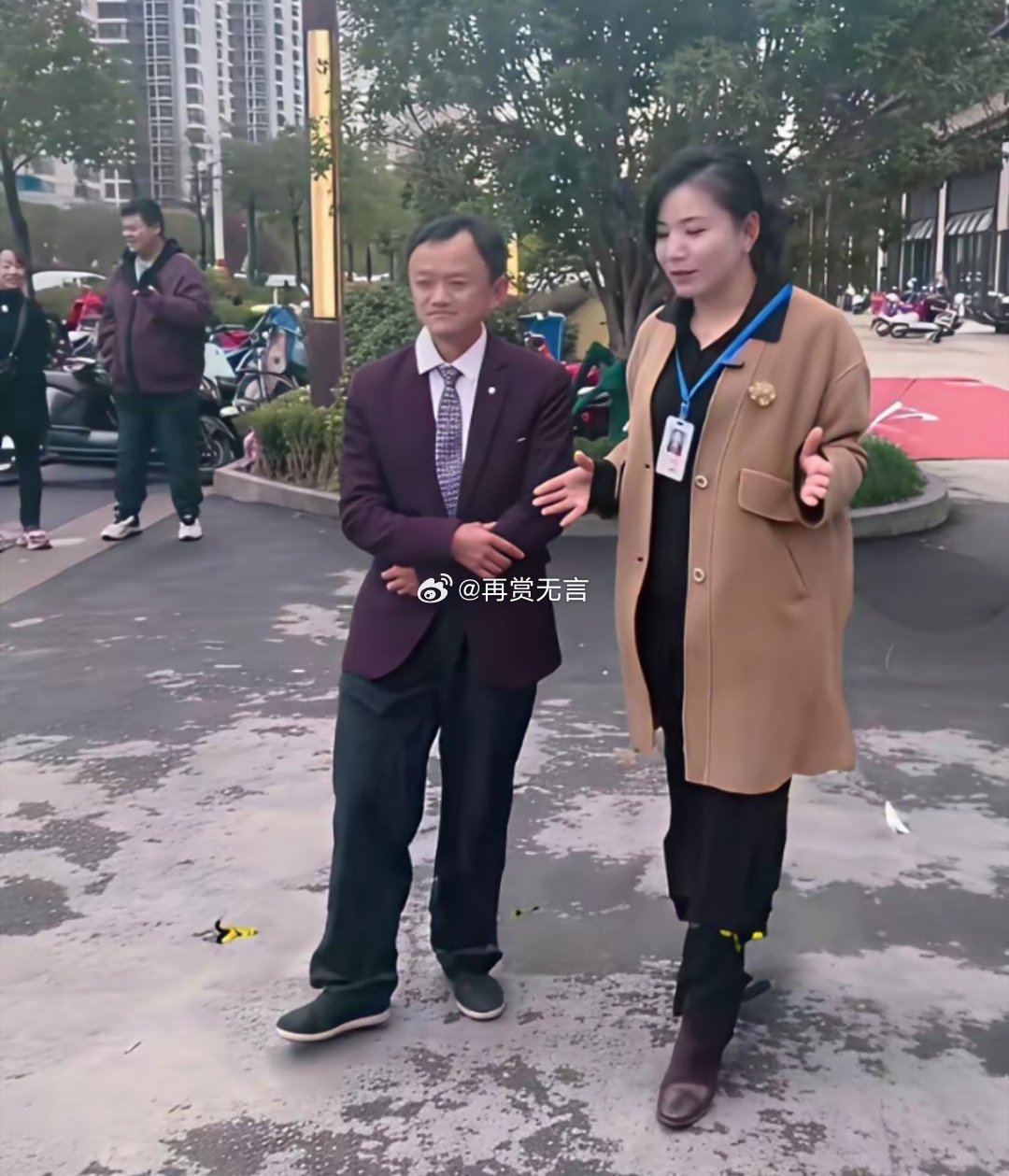 这是马云的“远房表弟”——马蜂。又碰上了，就一普通人，因为像马云成了网红。商家敢