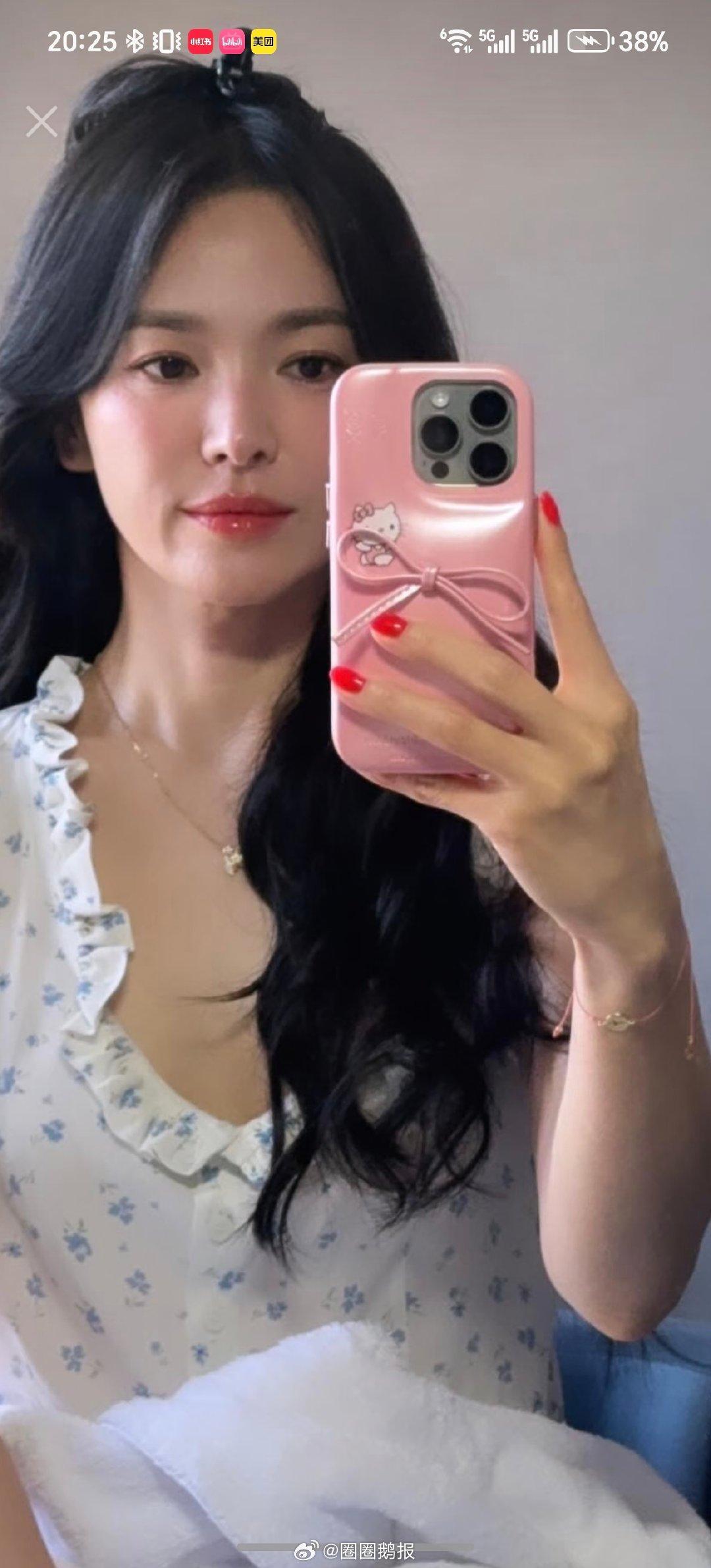 宋慧乔又瘦了宋慧乔在戛纳的海边宋慧乔这个指甲油好好看啊！穿蓝色很搭！和夏天也很
