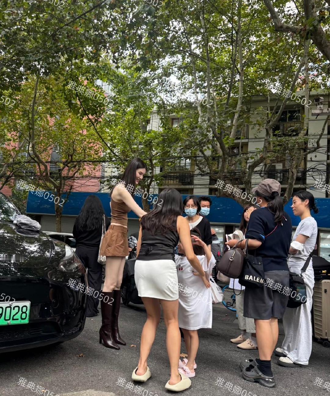 上海街头偶遇何穗，超模真是了不得在电视里看高高瘦瘦，生活中简直像巨人一样，皮肤也白到发光。但她的脸好