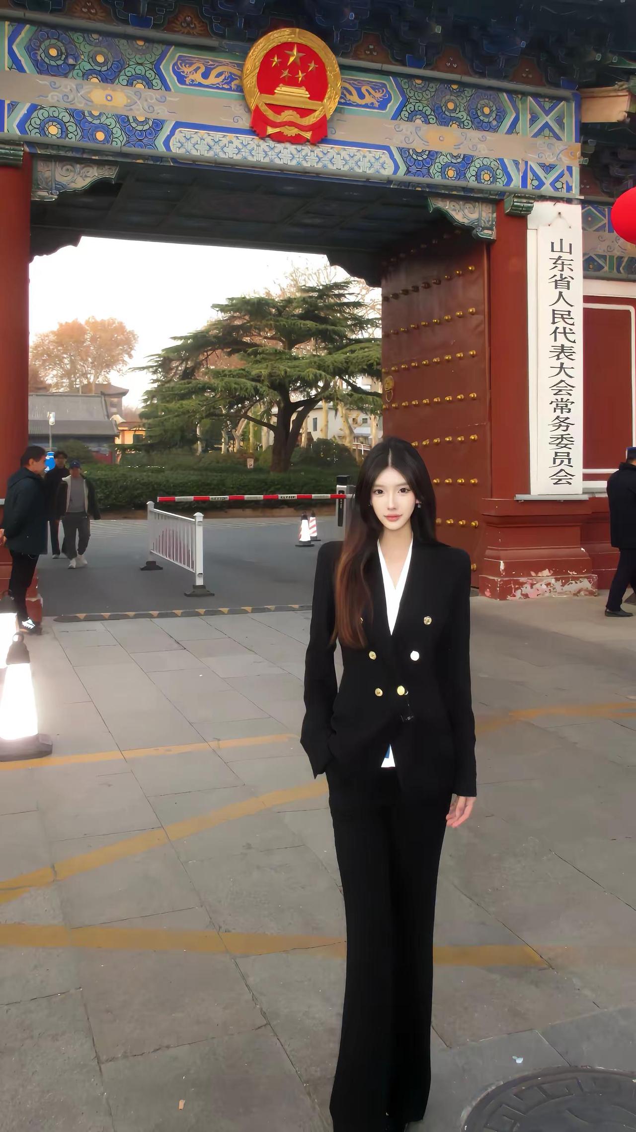 我不要顶峰相见我要把你踩在脚下。山东女人面试穿搭西装杀