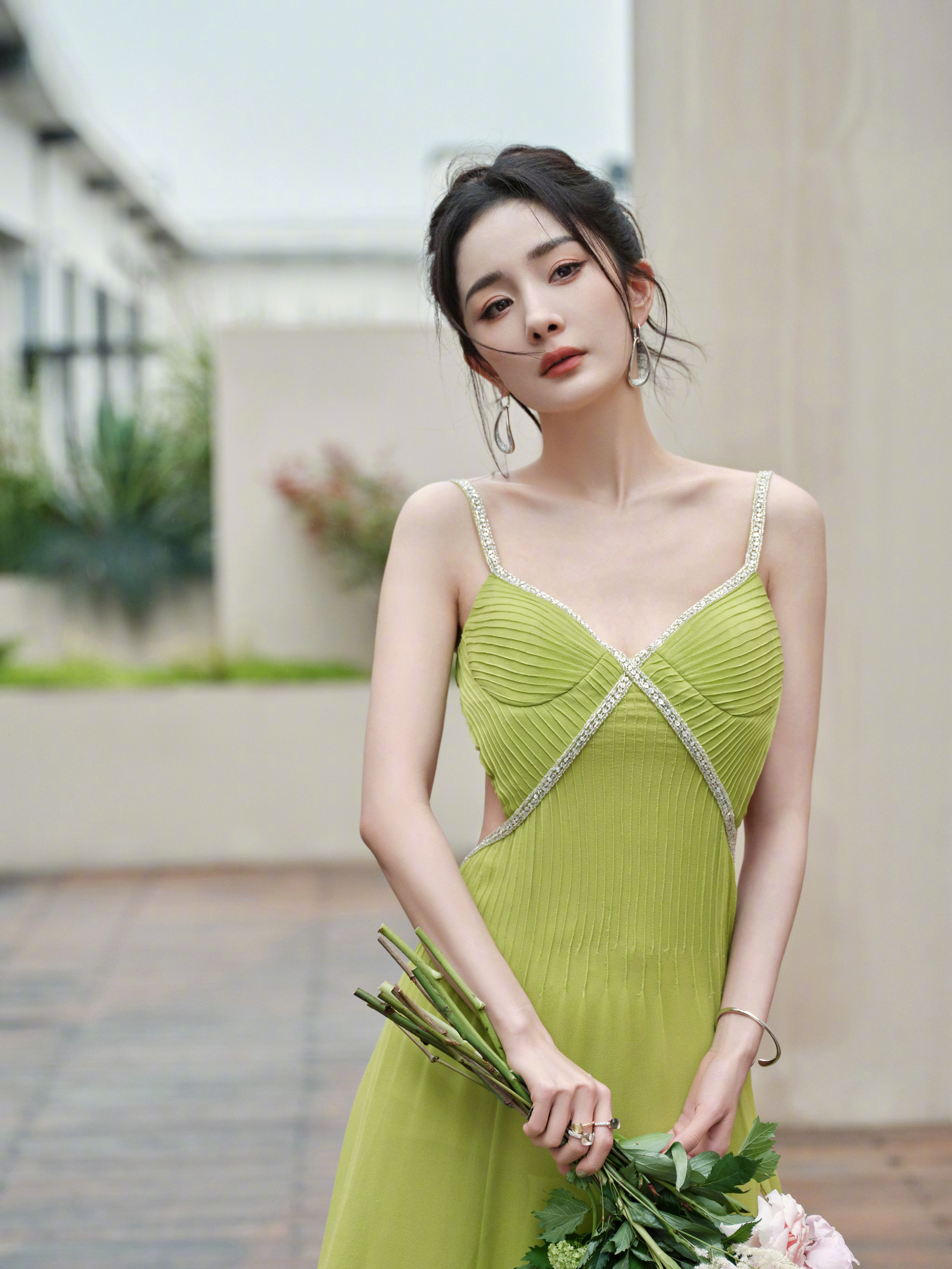 杨幂ym杨幂宁绣绣枕着星河翻身，听见月光在窗外织网，捕获所有未完结的