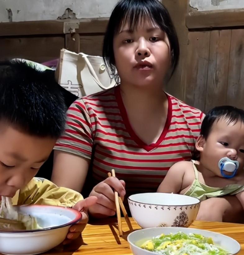 “太崩溃了！”32岁光棍浩哥和35岁离异女子相亲，女子直接带4个娃上门“逼婚”，