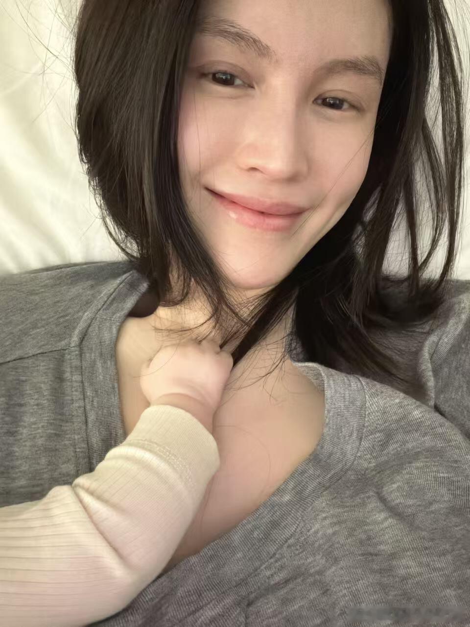 何穗母亲节晒亲子照何穗晒儿子手脚照何穗母亲节晒亲子照，儿子手脚出镜好可爱。