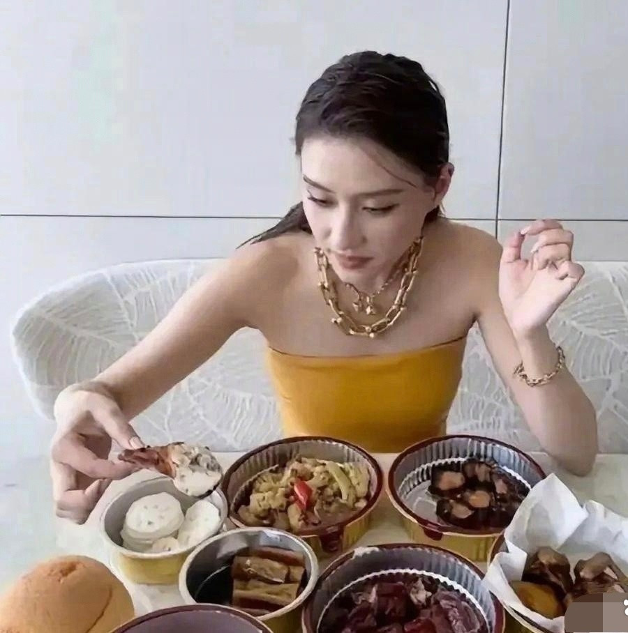 见识下豪门千金何超莲的下午茶，属实大开眼界