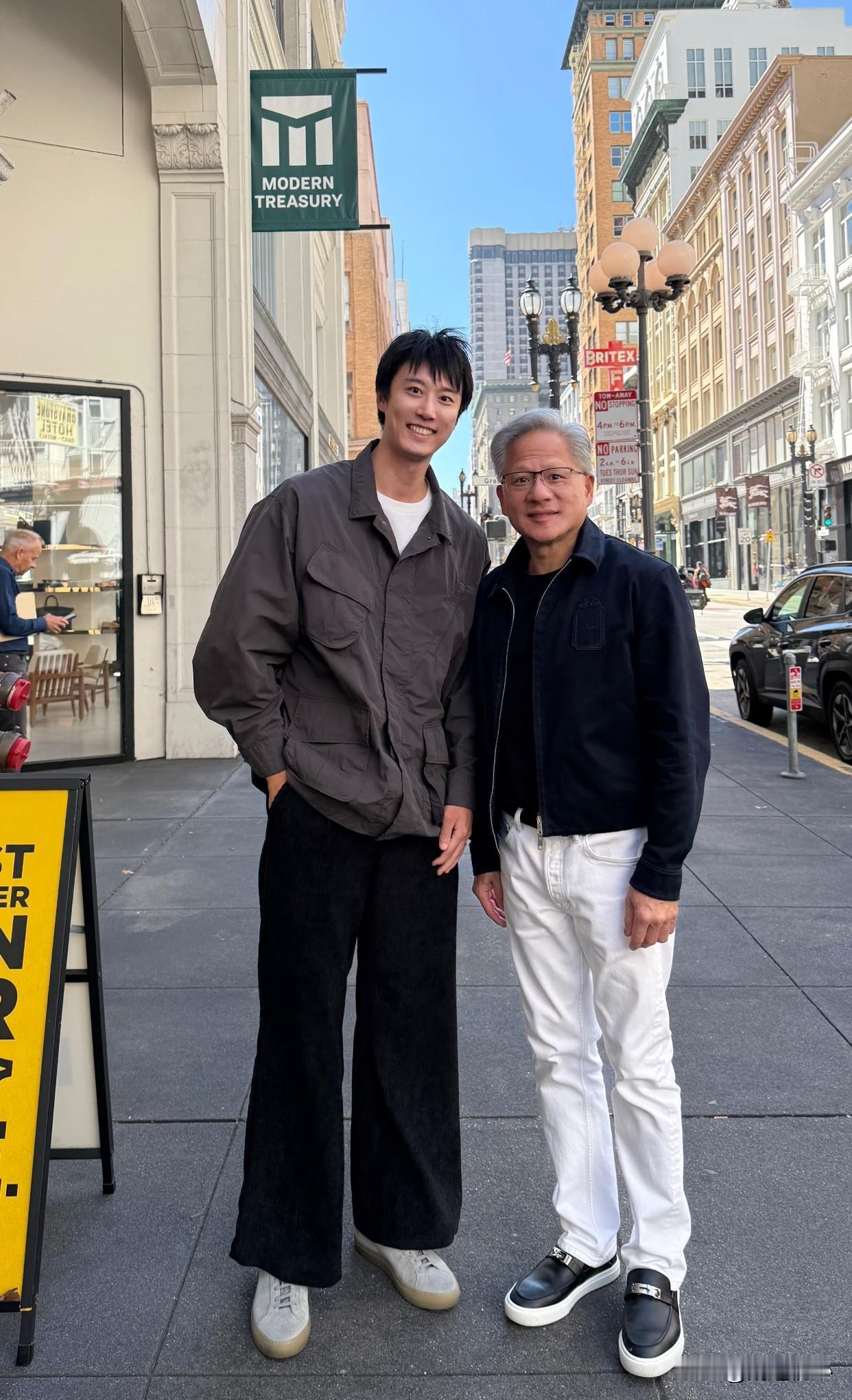 网友：黄总你在干啥呢？老黄：刚在楼上理个发哦！网友：为什么不染一下呢？老黄