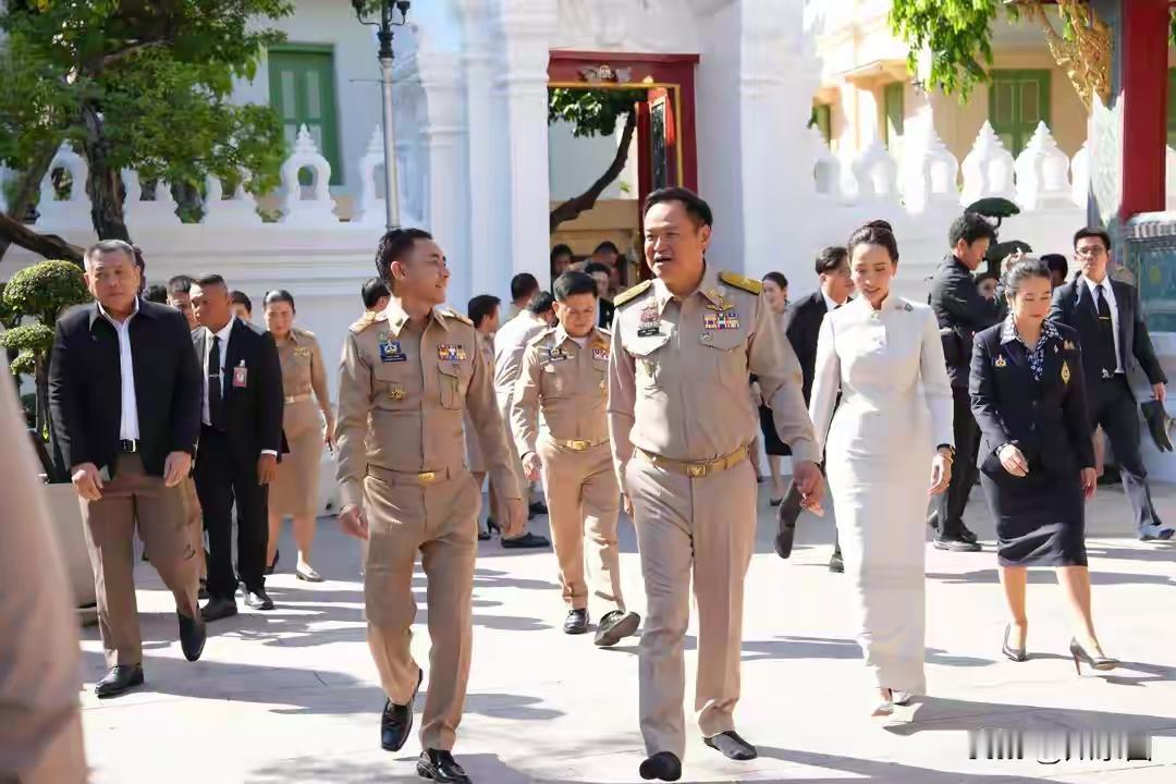 自从和柬埔寨干了一仗，阿努廷腰板也挺直了不少。看来战争很磨炼人，从各个方面。