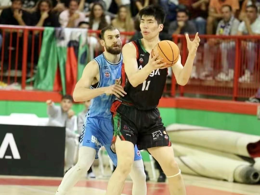 余嘉豪首发砍12+7，西班牙联赛已经站稳脚跟加盟西班牙联赛的男篮国家队替补中