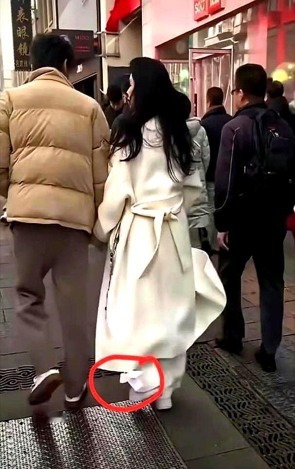 伊能静沈阳逛中街大衣吊牌晃得全网吵翻大年初五跟着秦昊回沈阳老家他俩十指