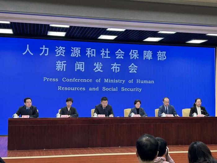 央视新闻频道昨天上午十点的新闻节目，播出了人社部新闻发布会的简讯内容。但是在具体