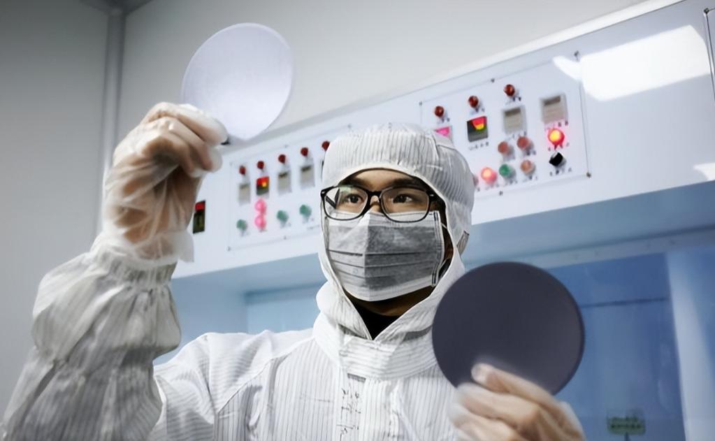 别光盯着麒麟9020那点跑分数据和游戏帧率了。到了2026年，如果还在纠结这颗芯