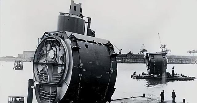 2003年渔民发现一潜艇异常，打开舱盖泪目，70名海军勇士早已长眠舰队司令亲