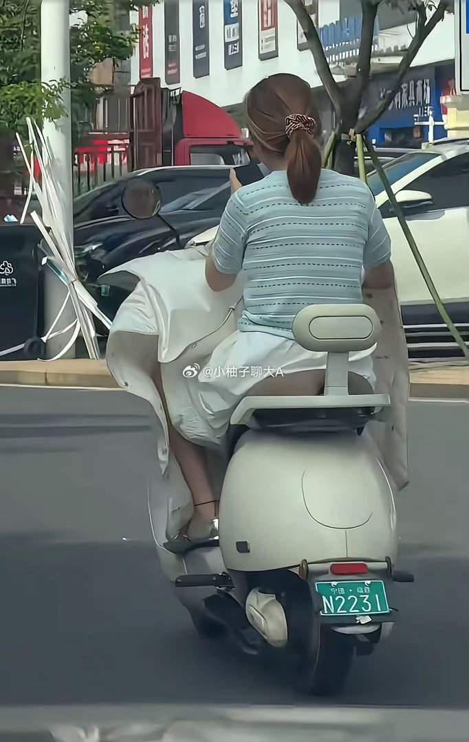 用什么方式提醒她才能避免尴尬