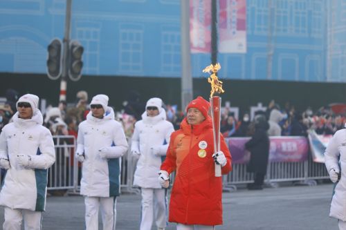 啥情况？亚冬会火炬手都新增一个特别动作，原因真有意思。 哈尔滨亚冬会火炬传递，火