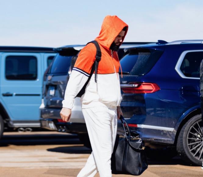 本赛季范弗里特和火箭队新签了2年5000万的合同，不过问题在于，范弗里特因为受伤