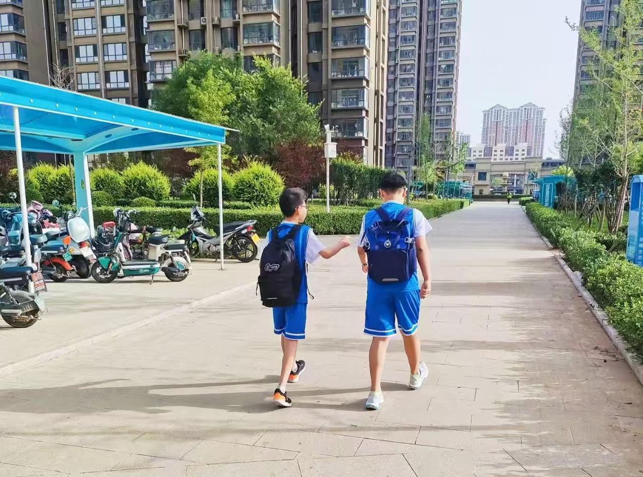 #孩子以学习为由玩手机家长该怎么办#现在基本都是这理由，家长强制拿手机，有的时候