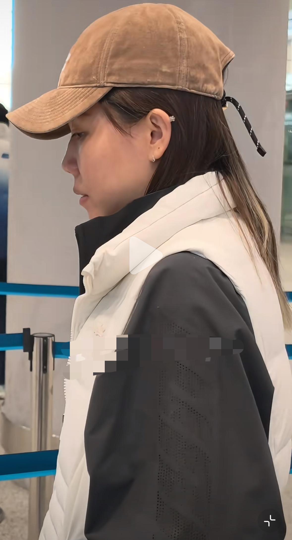 2月19日国乒出征新加坡大满贯——孙颖莎走出自信的步伐，陈幸同的新形象真酷！