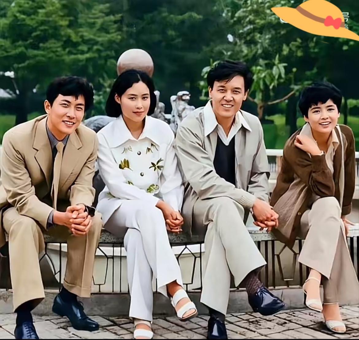 这是1981年唐国强与另外三位影星的照片！年轻时在一起的珍贵合影，照片中四人