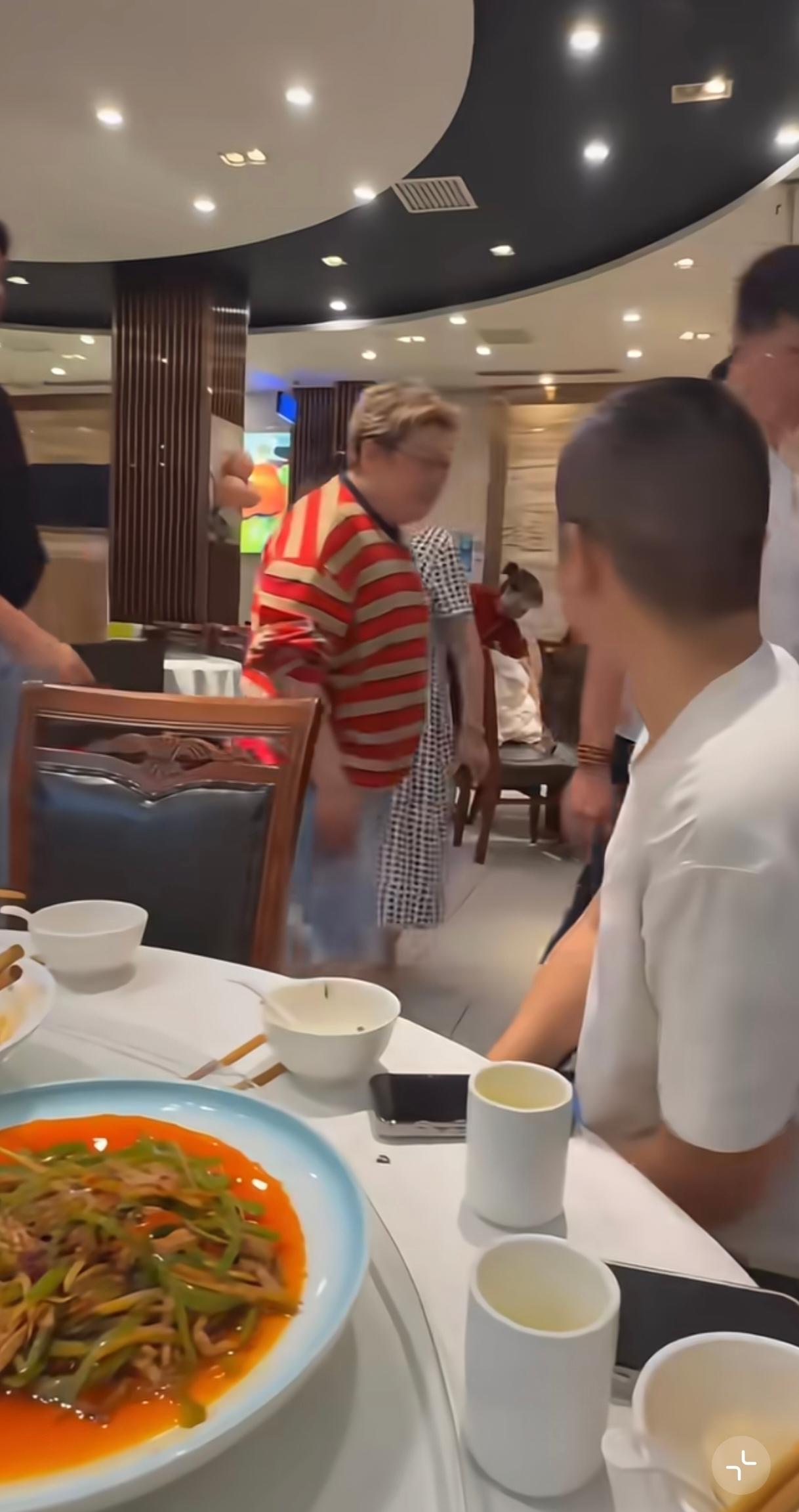 是同款吗？韩红挺喜欢穿条纹衫的，可能穿竖条的好些。原来印象挺好的，怎么突然就人设