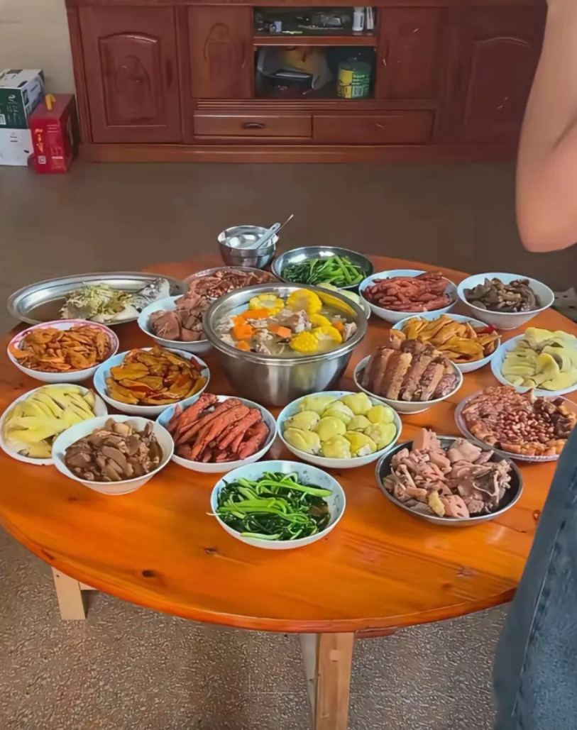 凭这桌菜，你能分辨出是南方菜还是北方菜吗？