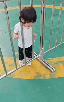 一女孩缩着头，被卡栏杆，向妈妈求救“妈妈不要拍照，快来救我”妈妈急中生智，逆