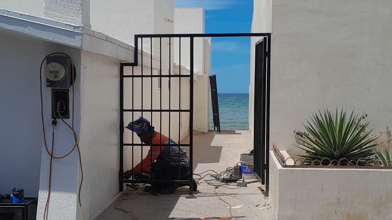 在墨西哥索诺拉州瓜伊马斯市的米拉马尔海滩，一些外国业主用栅栏封锁了通往大海的通道