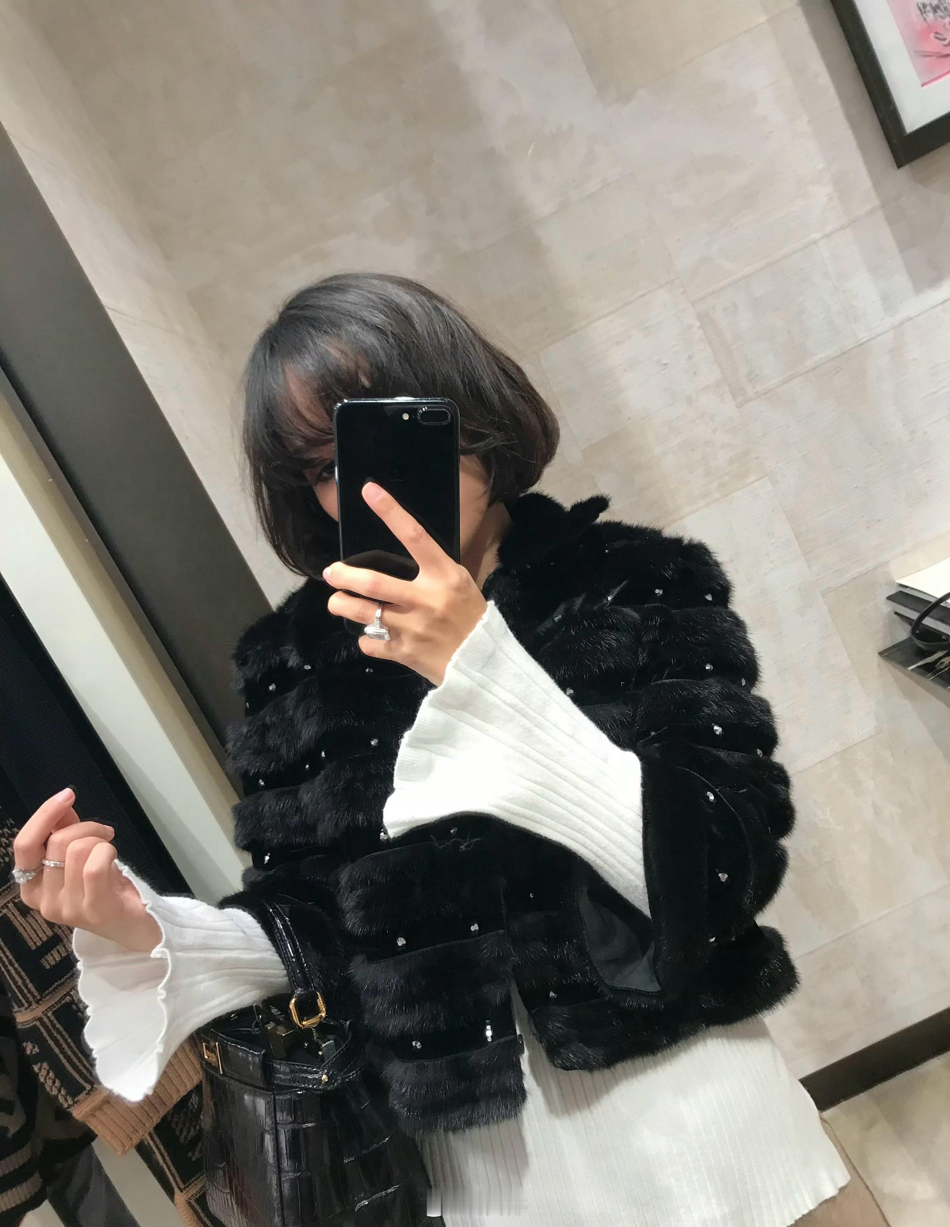刷到一个有钱的小姐姐还在用home键iPhone。​​​