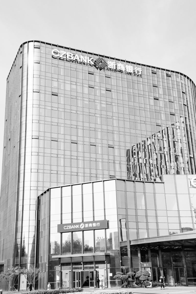 浙商银行高管变阵撤销4个行助岗位 总资产3.39万亿不良贷款率1.36%四连降