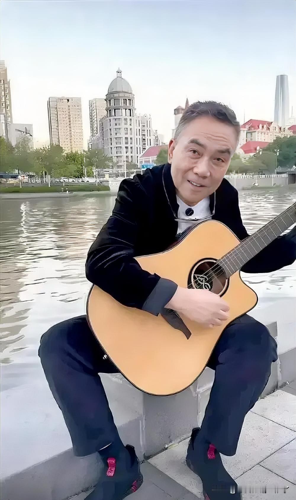 最近小五杨议直播点评德云社被西城文旅约谈了。视频中杨议老师显得很兴奋。可能他