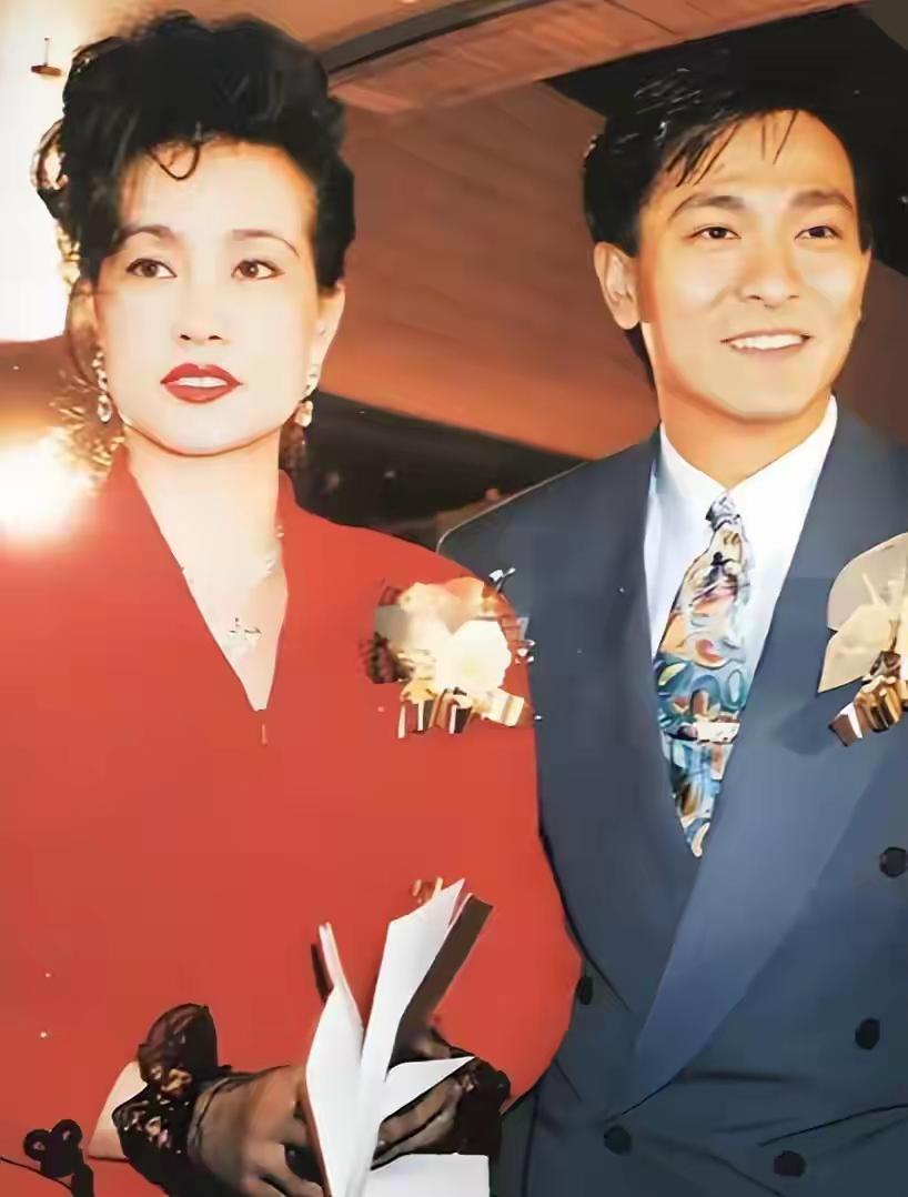 图一的刘晓庆很港风，戴着鲜花的她活得像花儿般漂亮。